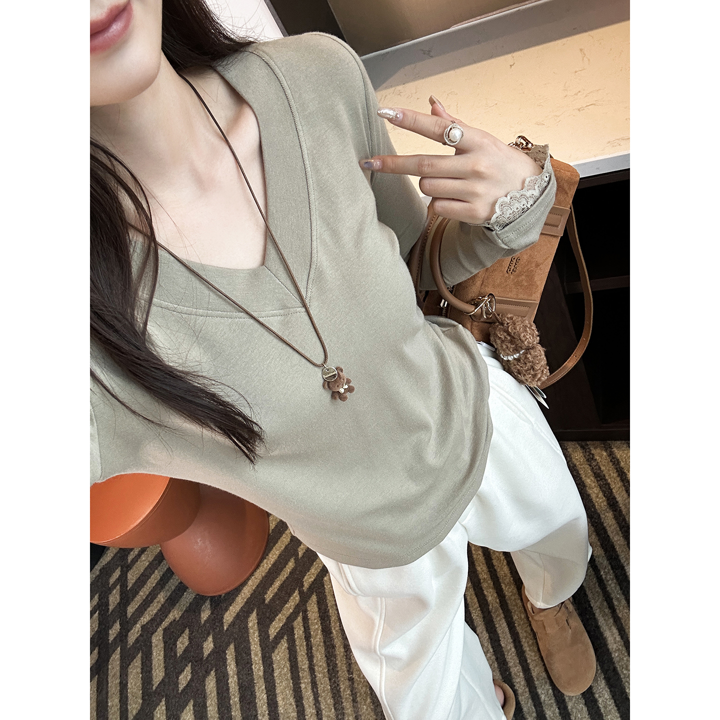 气质拉满！~蕾丝V领慕斯绒打底衫