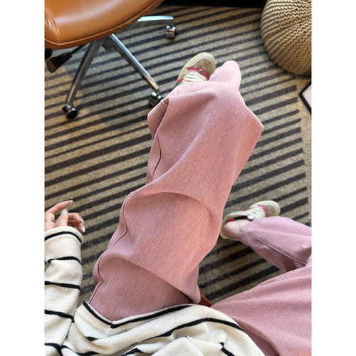 温柔值爆表！横袋粉色弯刀牛仔裤