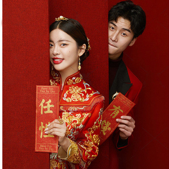 影楼创意摄影婚纱拍照复古中式秀禾装任性有钱小对联拍摄道具国潮