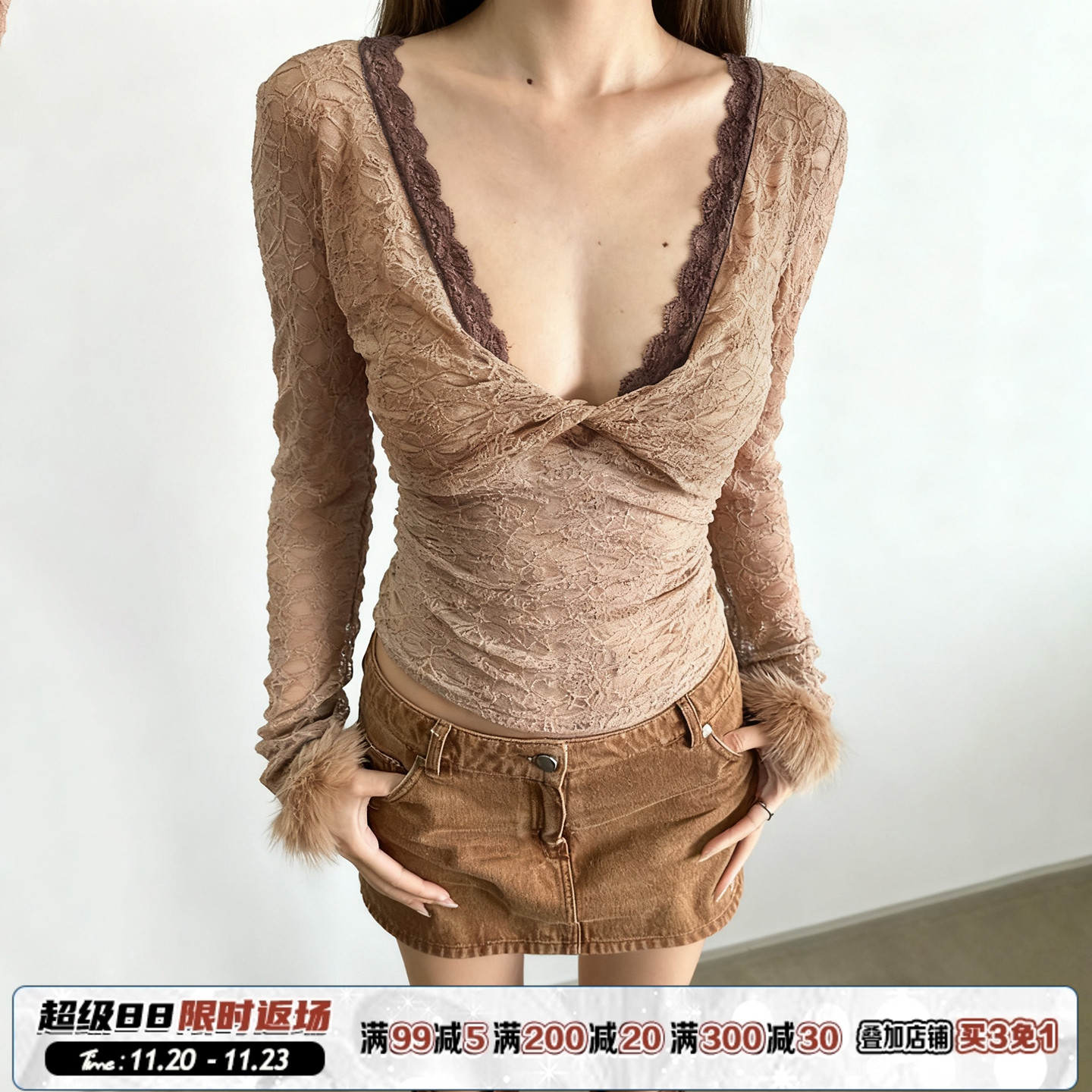 卡其色V领蕾丝拼接扭结镂空T恤