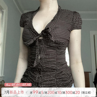 深棕色波点扣子系带T恤