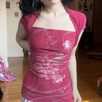 玫红色古早辣妹假两件方领T恤