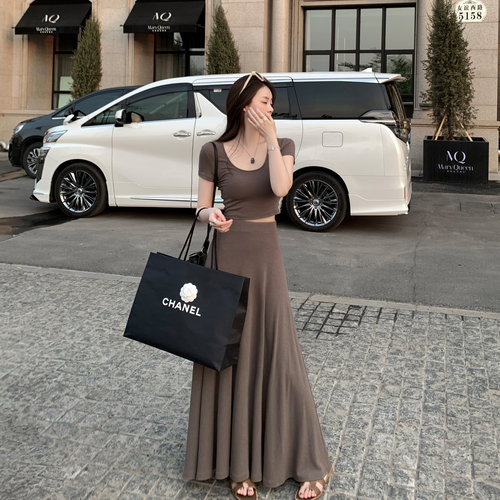 气质短款T恤高腰半身裙两件套