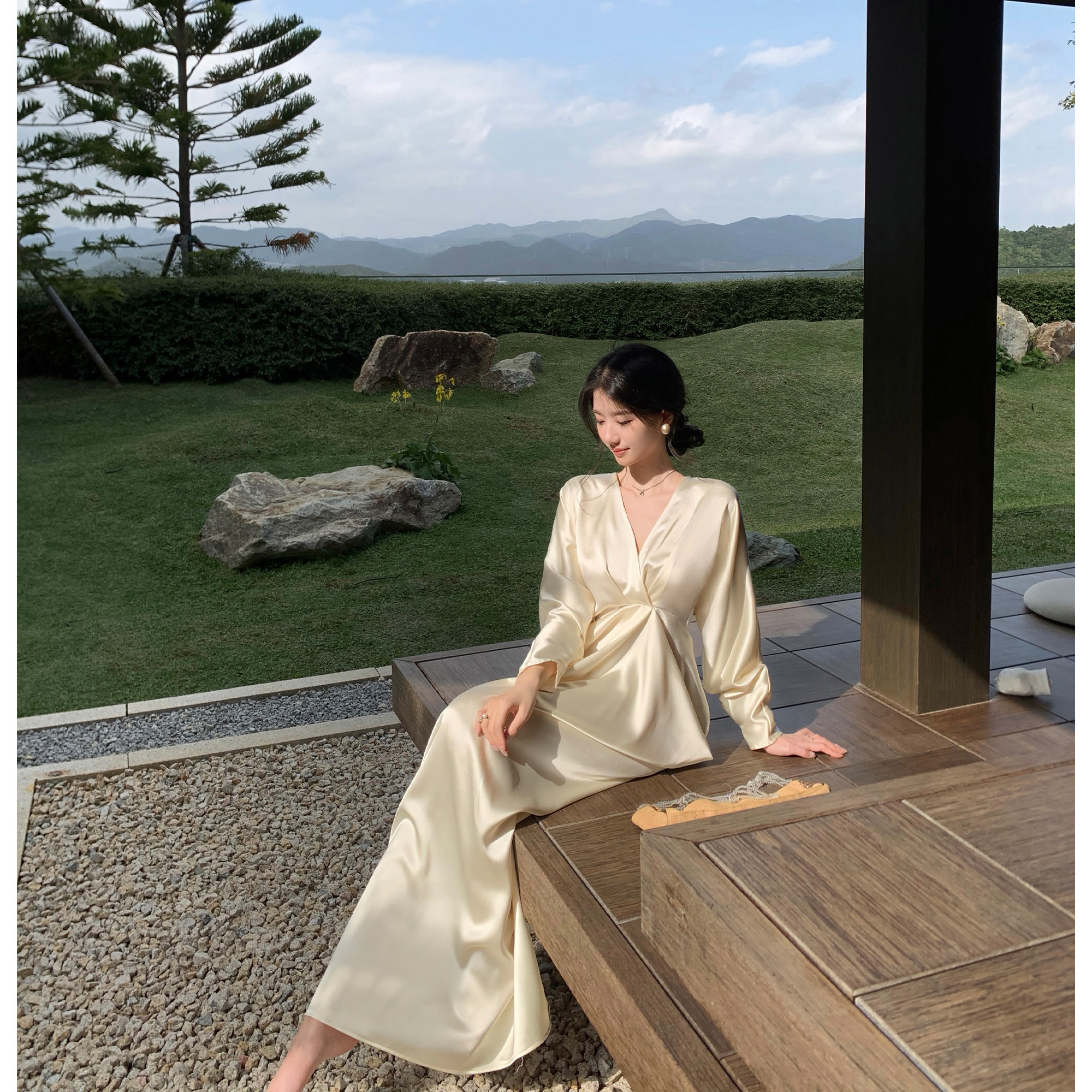 法式光泽感缎面V领长袖连衣裙图片