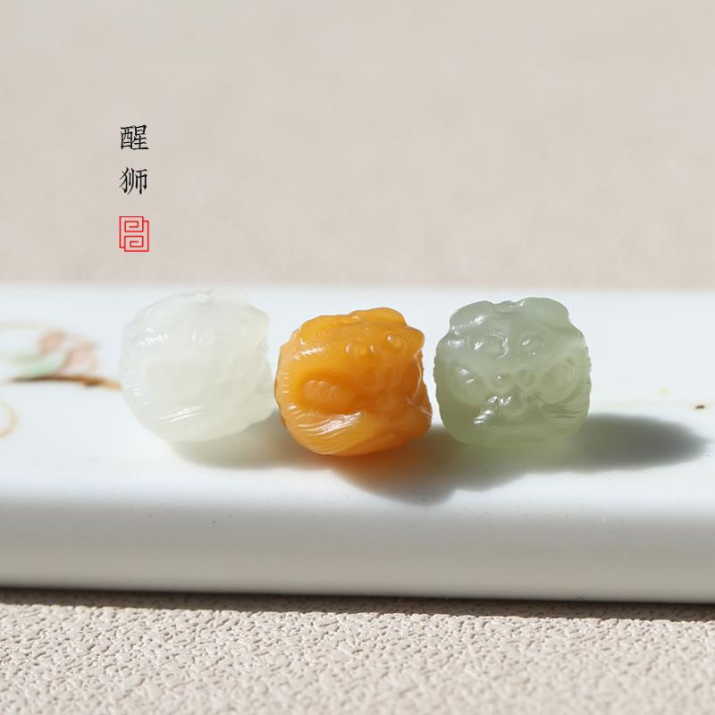 和田玉醒狮吊坠女款晴水青白玉