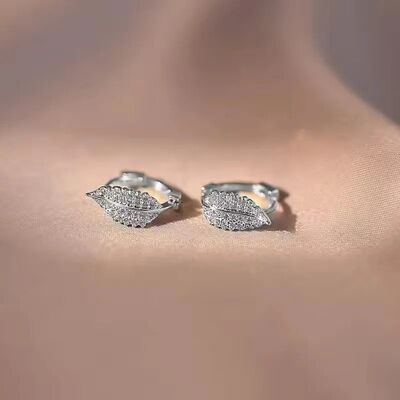 Compact Exquisite Leaf Shaped Silver Earrings Women Featurin