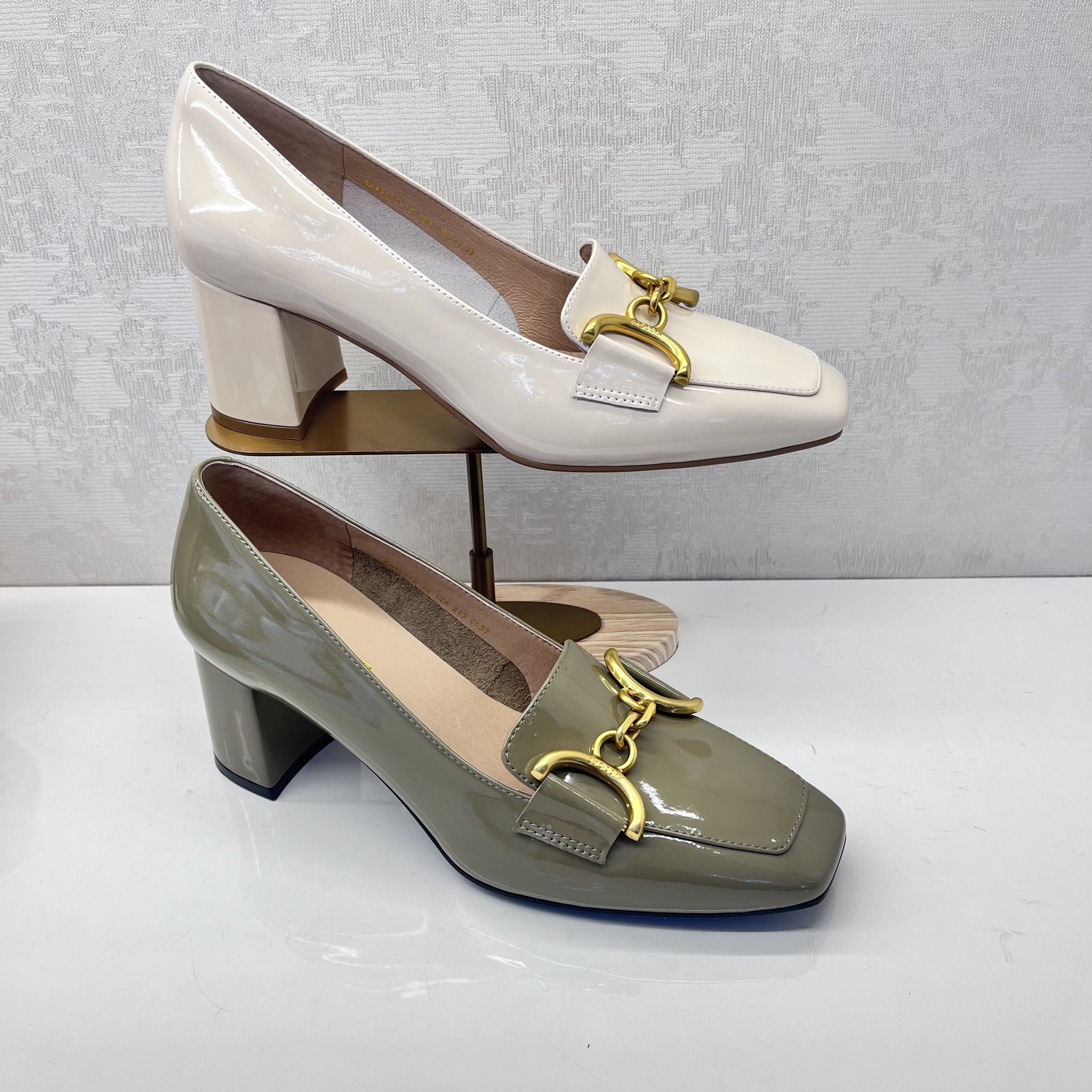 kisscat接吻猫2023春专柜正品粗跟漆皮方头乐福女单鞋ka43112-10