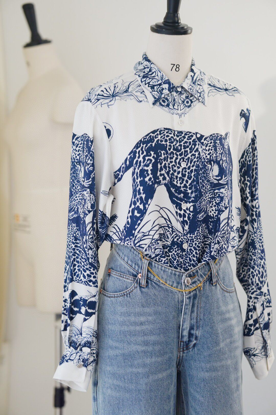 24春夏丛林之爱花豹 重磅提花真丝斜纹衬衫女 蜜蜂浮雕 对花造型