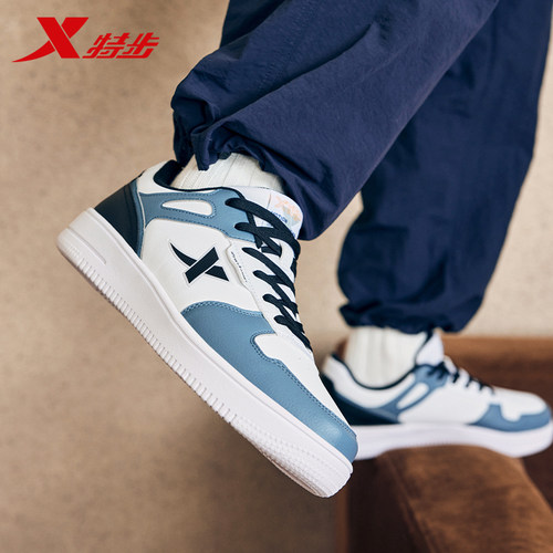 特步板鞋男轻便运动休闲鞋