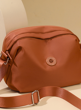 2026新款休闲简约女包轻便防泼水单肩斜挎包中老年妈妈时尚小背包