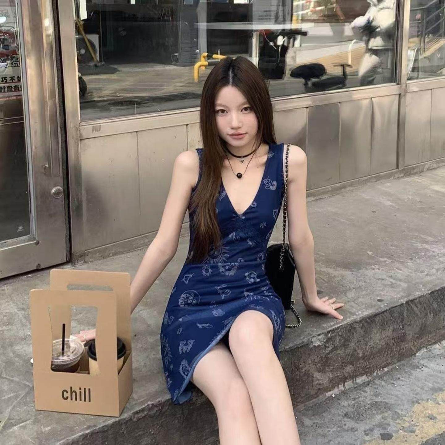 多巴胺复古V领收腰显瘦A字连衣裙