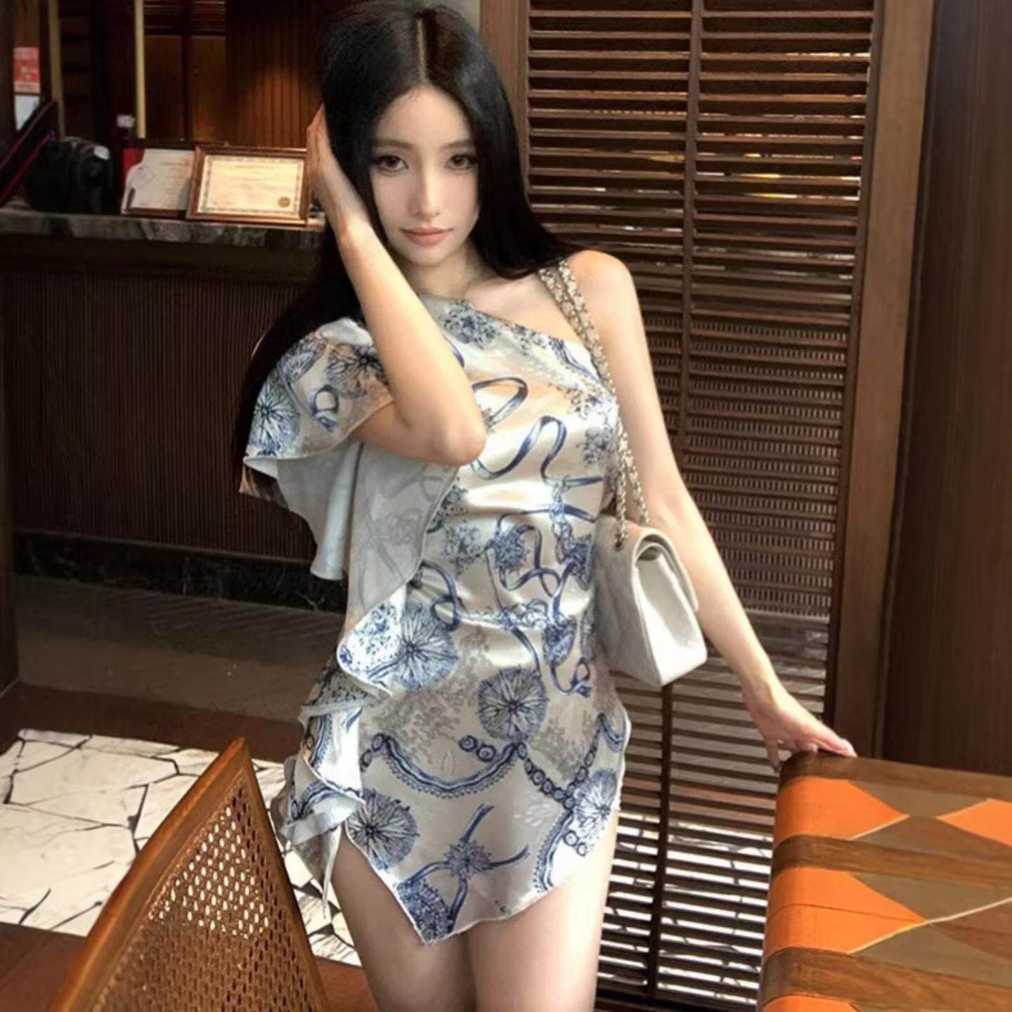 青色花纹斜肩短袖连衣裙女夏季设计感修身裙子辣妹收腰不规则短裙