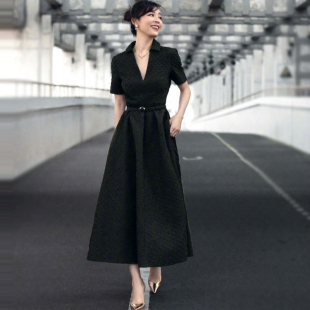 欧货女装明星同款裙子夏季新款高级感V领长裙黑色收腰大摆连衣裙