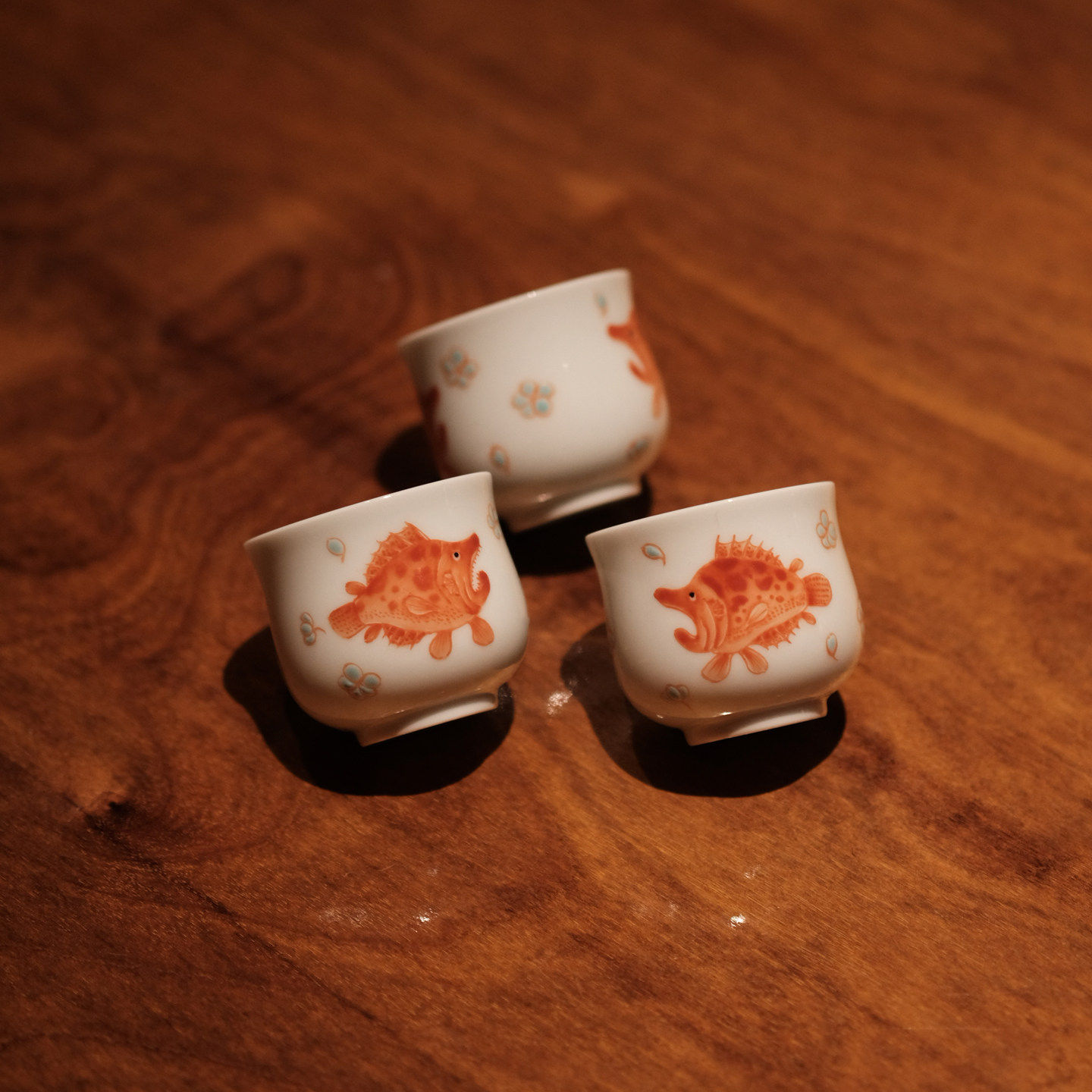 半斋矾红梅花鳜鱼三客杯景德镇手绘陶瓷功夫茶具主人杯三只装茶杯