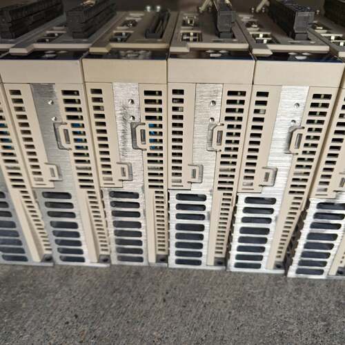 可维修安川驱动器SGPMS-2R5A30A 9.9新 成色非议价