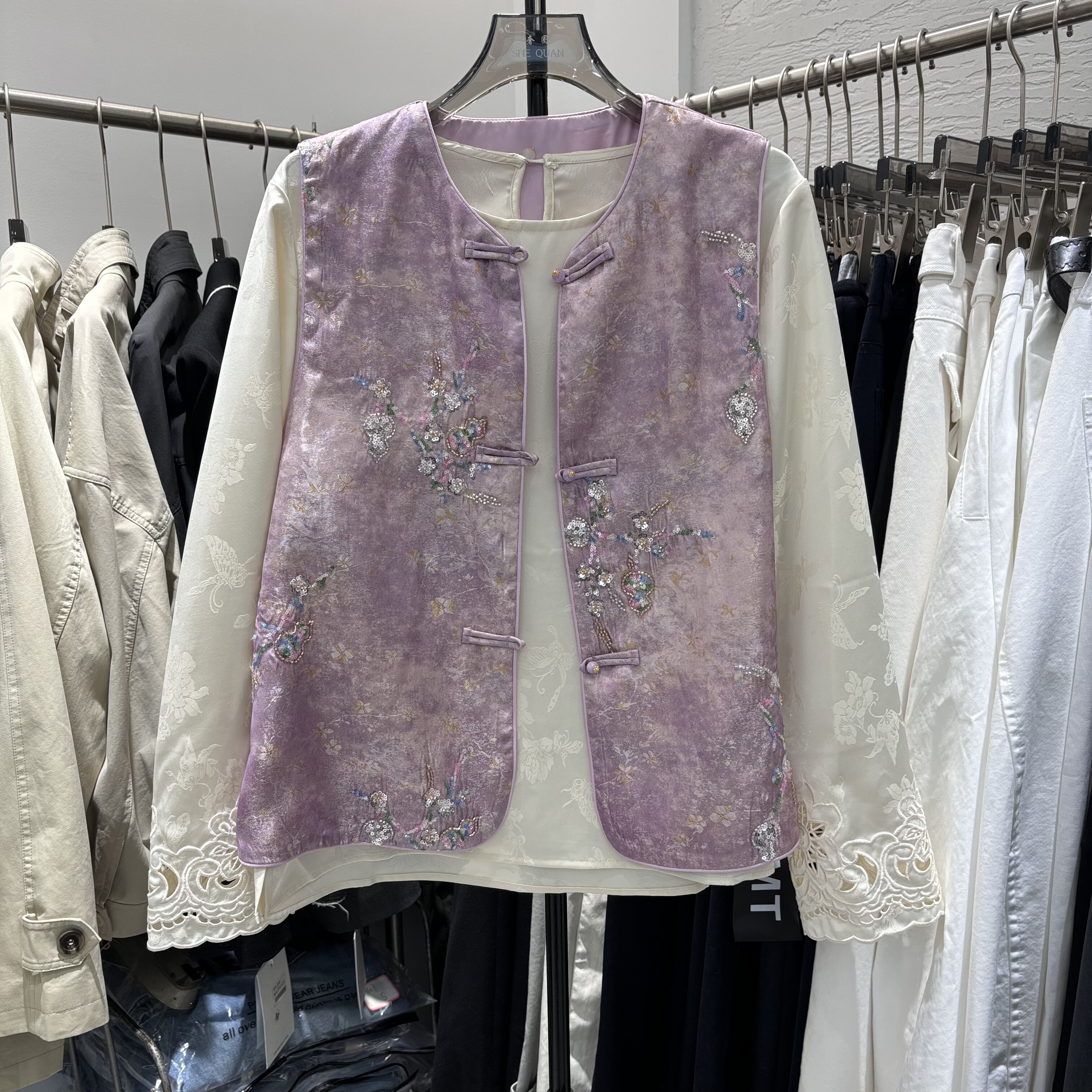 新中式国风马甲女2026秋季新款复古刺绣钉珠坎肩背心外穿马夹上衣