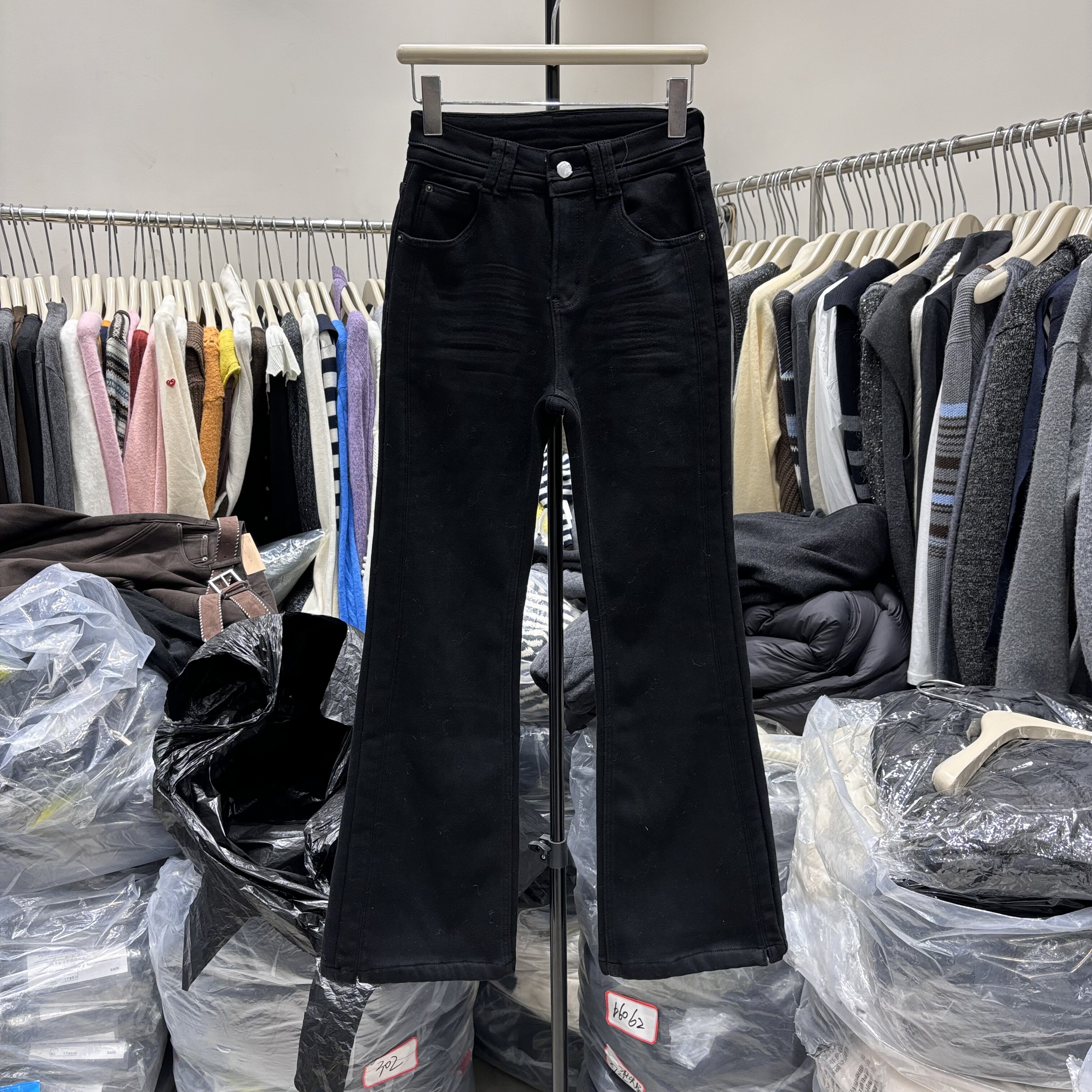 欧洲站2025冬季新款时尚显瘦加绒微喇裤女百搭修身气质牛仔裤7055