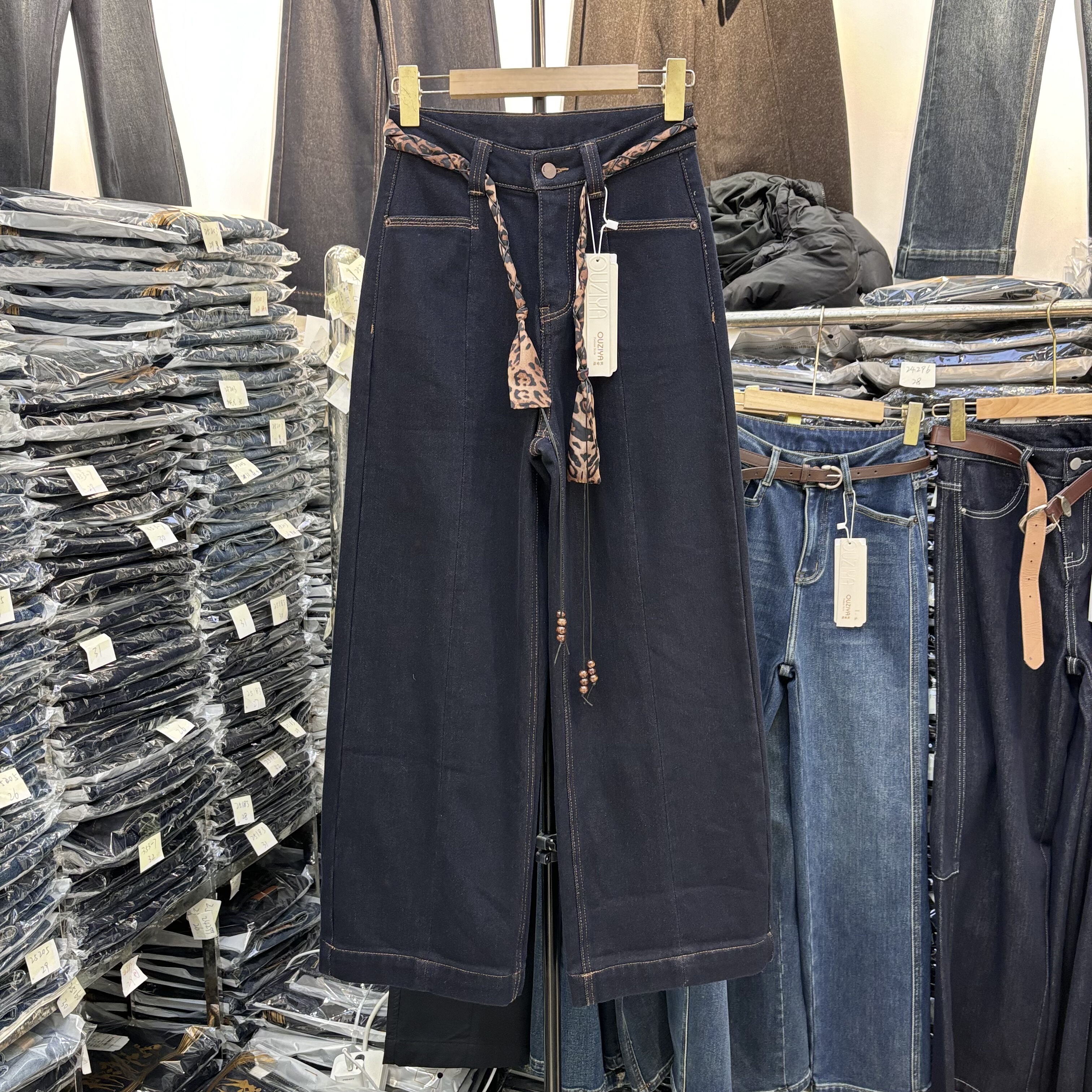 丝巾腰绳垂感阔腿加绒牛仔裤2025高腰宽松遮肉显瘦微喇裤子25262