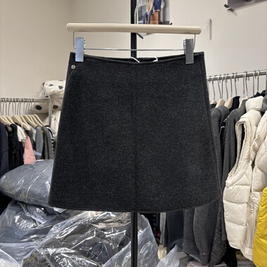 深灰色百搭毛呢半身裙女2025小个子A字包臀短裙修身显瘦短裙25105