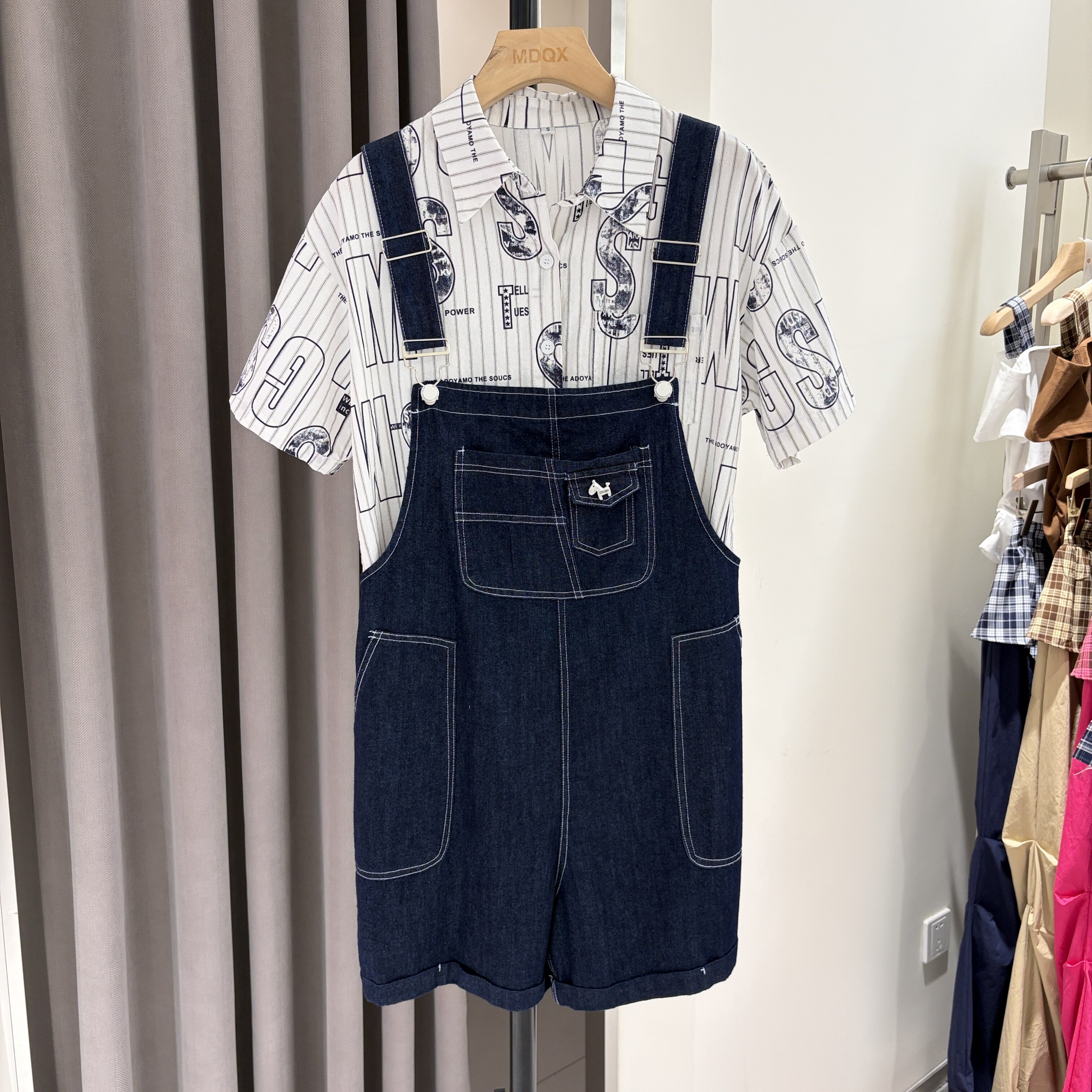 欧洲站2026夏季新款减龄日常涂鸦白色衬衫牛仔背带裙两件套套装