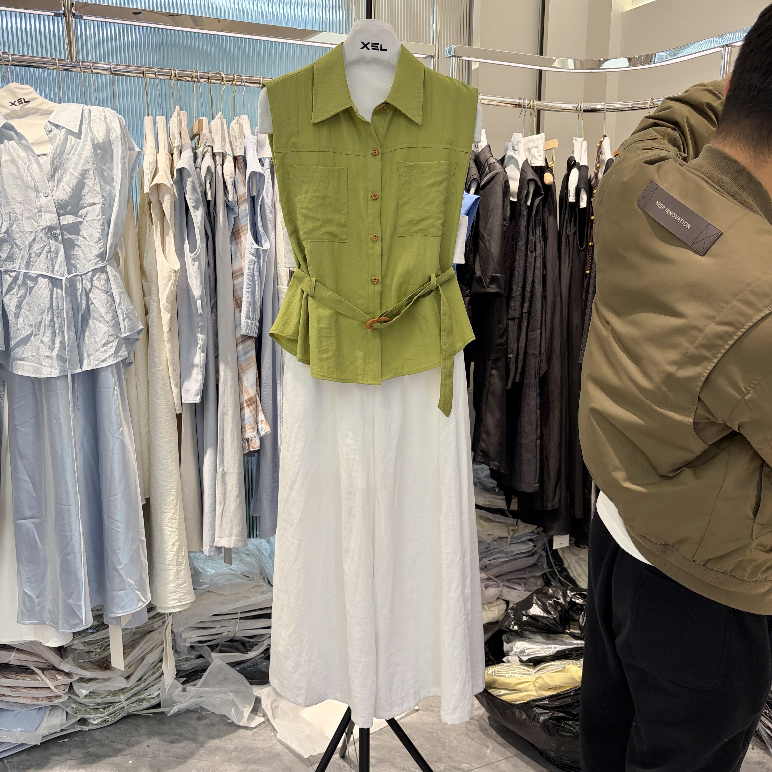 通勤简约风无袖衬衫收腰半身裙两件套女2026夏季新款显瘦时尚套装