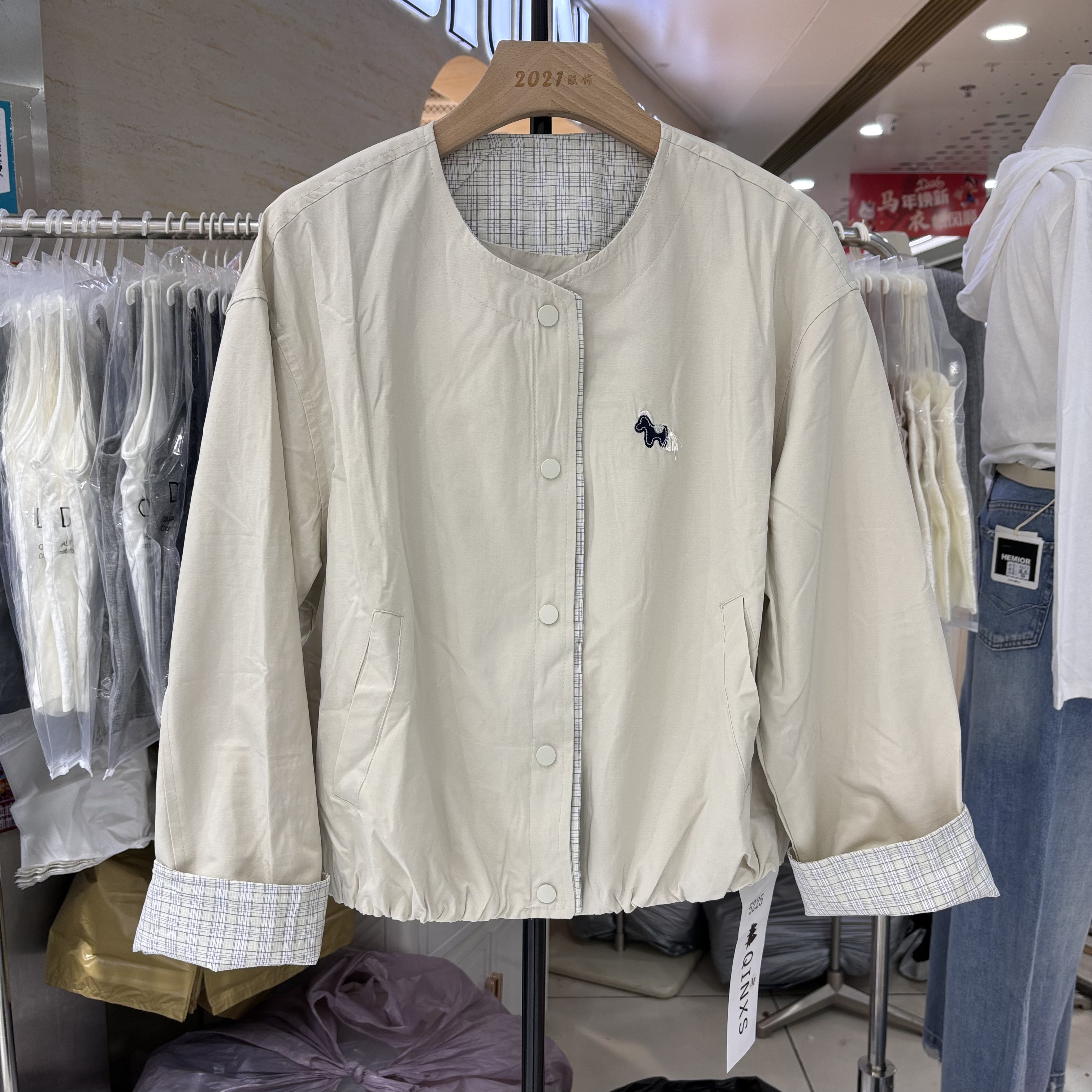 春季短款外套女款2026新款今年流行爆款超好看别致格子棒球服夹克