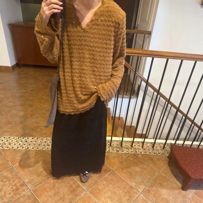 欧洲站2025秋冬新款时尚V领亮片加绒宽松纯色长袖蕾丝衫中长打底