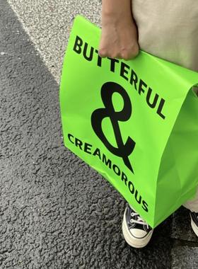 chic简约高街时髦纸袋子字母logo绿色&创意购物手提袋摆拍拍摄道