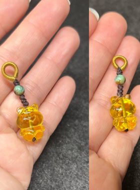 手工编织小提溜绿松和田玉藏式芭比檀香蜜蜡小熊好运好柿花生吊坠