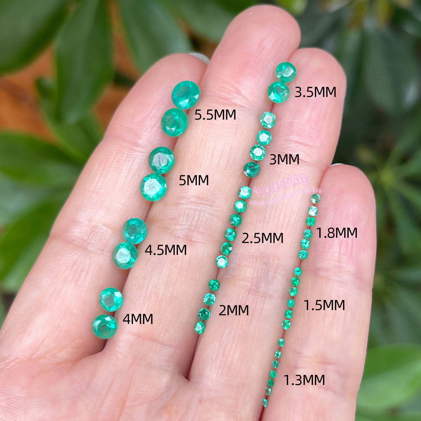 天然祖母绿裸石戒面 圆形1.3 1.5 2  2.5 3 4 5MM 祖母绿原石配石