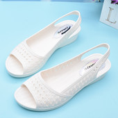 镂空洞洞妈妈鞋 夏天女塑料凉鞋 白色坡跟鱼嘴后拌带软底防滑女凉鞋