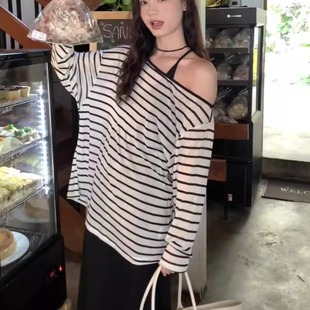 t恤女防晒罩衫 DALTT 2025新轻薄微透斜肩上衣女宽松露肩条纹长袖