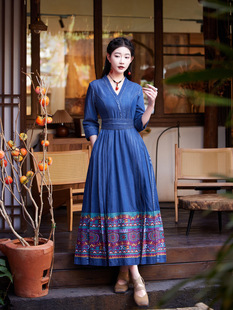 2025年春季新款七分袖V领腰封牛仔连衣裙女复古印花长款马面长裙