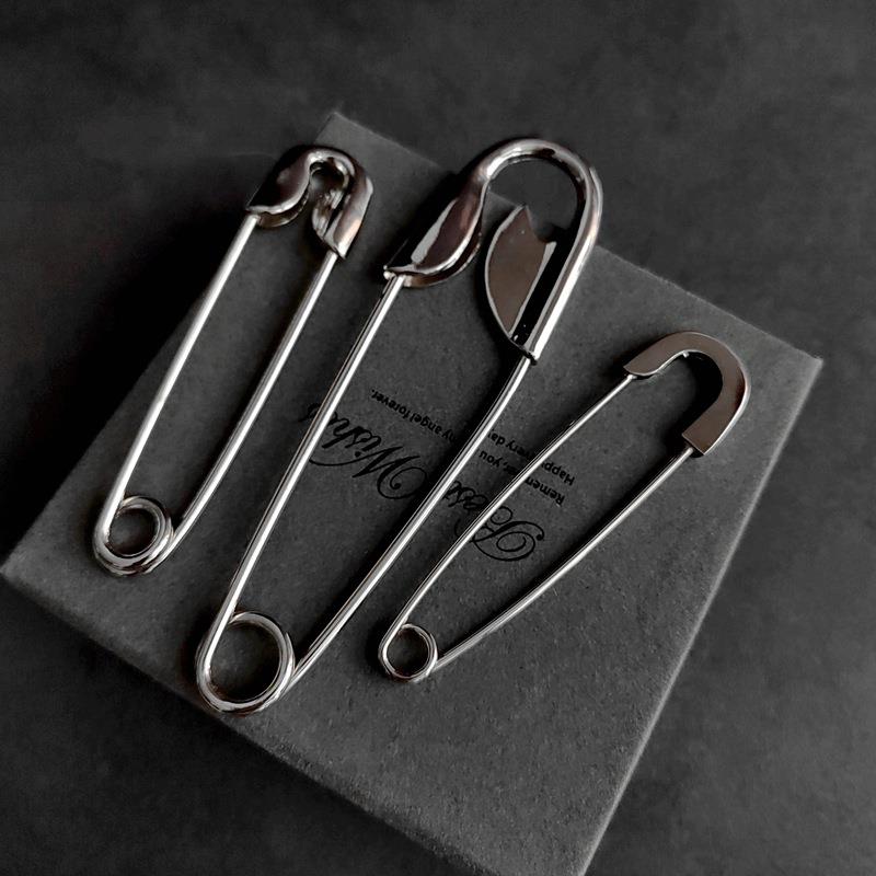 新锌合金电镀白呖色光版洞洞鞋潮牌帽子DIY配饰搭配金属大别针扣