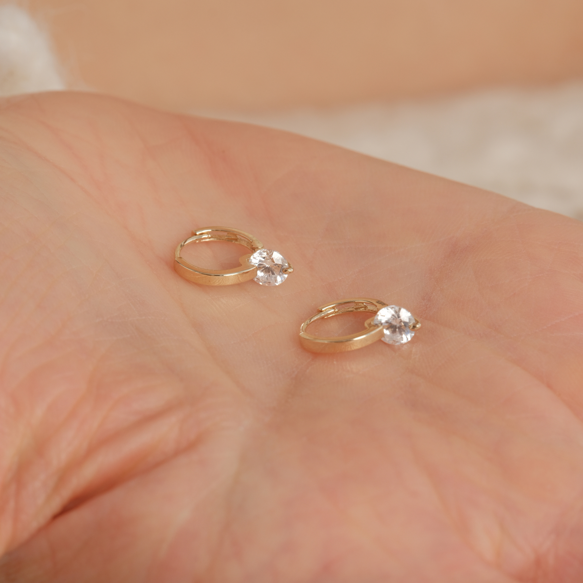 【CnHnOn脂肪商店】9k金 剔透裸钻锆石悬浮感迷你金耳圈法式耳扣