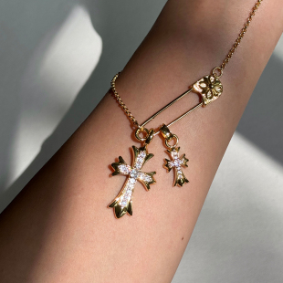 【CnHnOn脂肪商店】高保色时髦十字花镶钻别针双吊坠项链