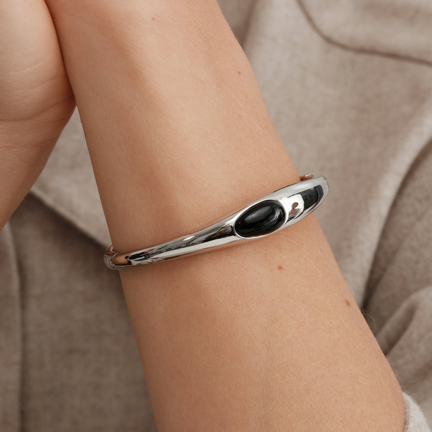 【CnHnOn脂肪商店】现代简约质感时髦黑玛瑙流动曲线造型手镯手环