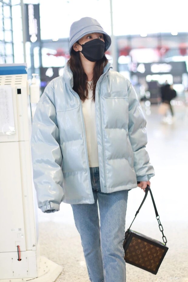 吴宣仪同款羽绒服小个子亮面皮衣