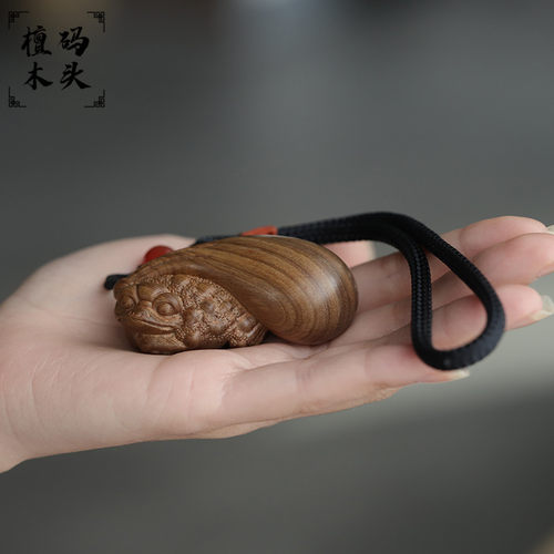 天然绿檀木雕金蟾运财钱袋手把件