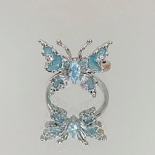 梦幻优雅蓝色蝴蝶戒指立体栩栩如生蝴蝶造型戒指冷调浪漫风格