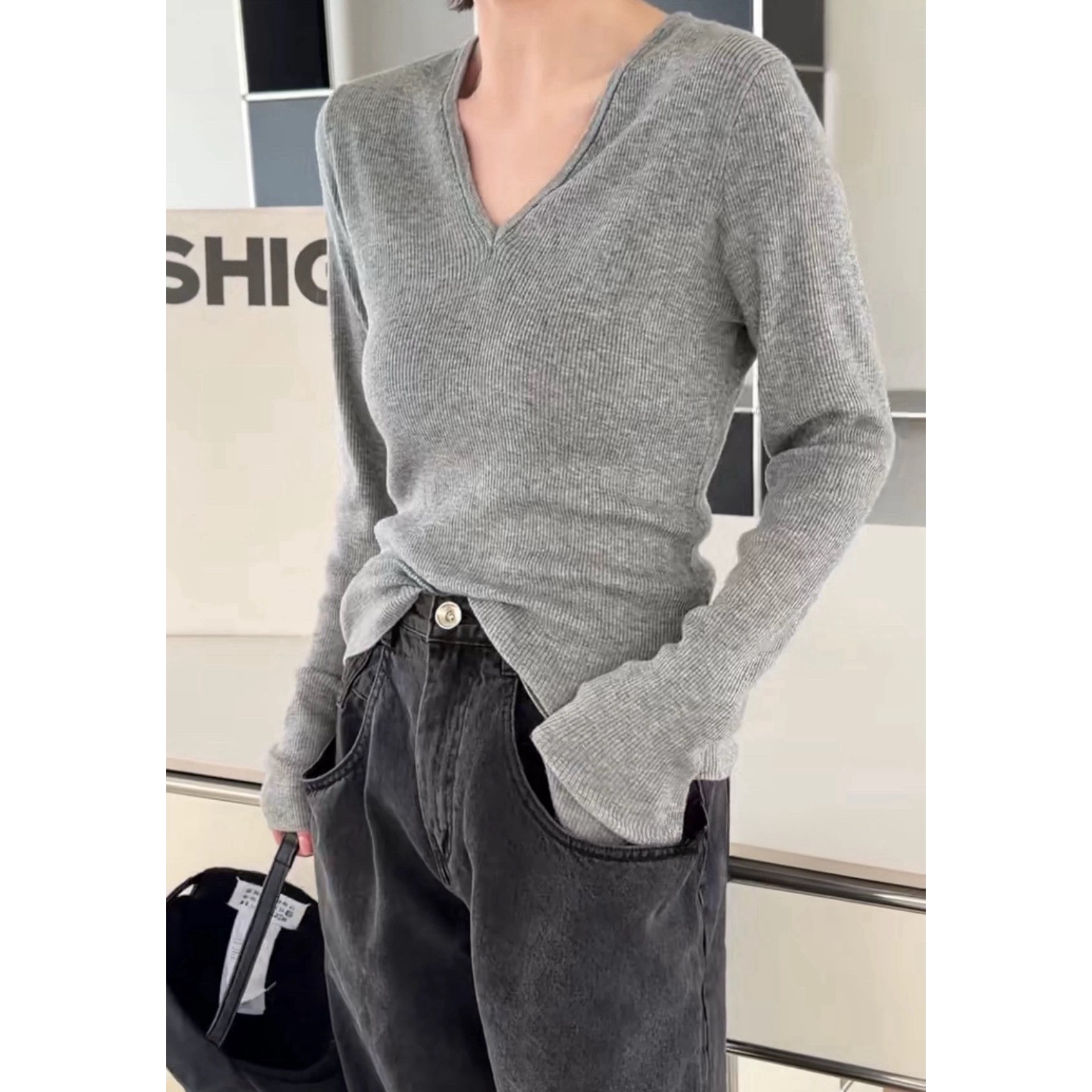 现发诗歌兰9003温柔极简法式细条纹显瘦V领针织衫女百搭2025秋冬