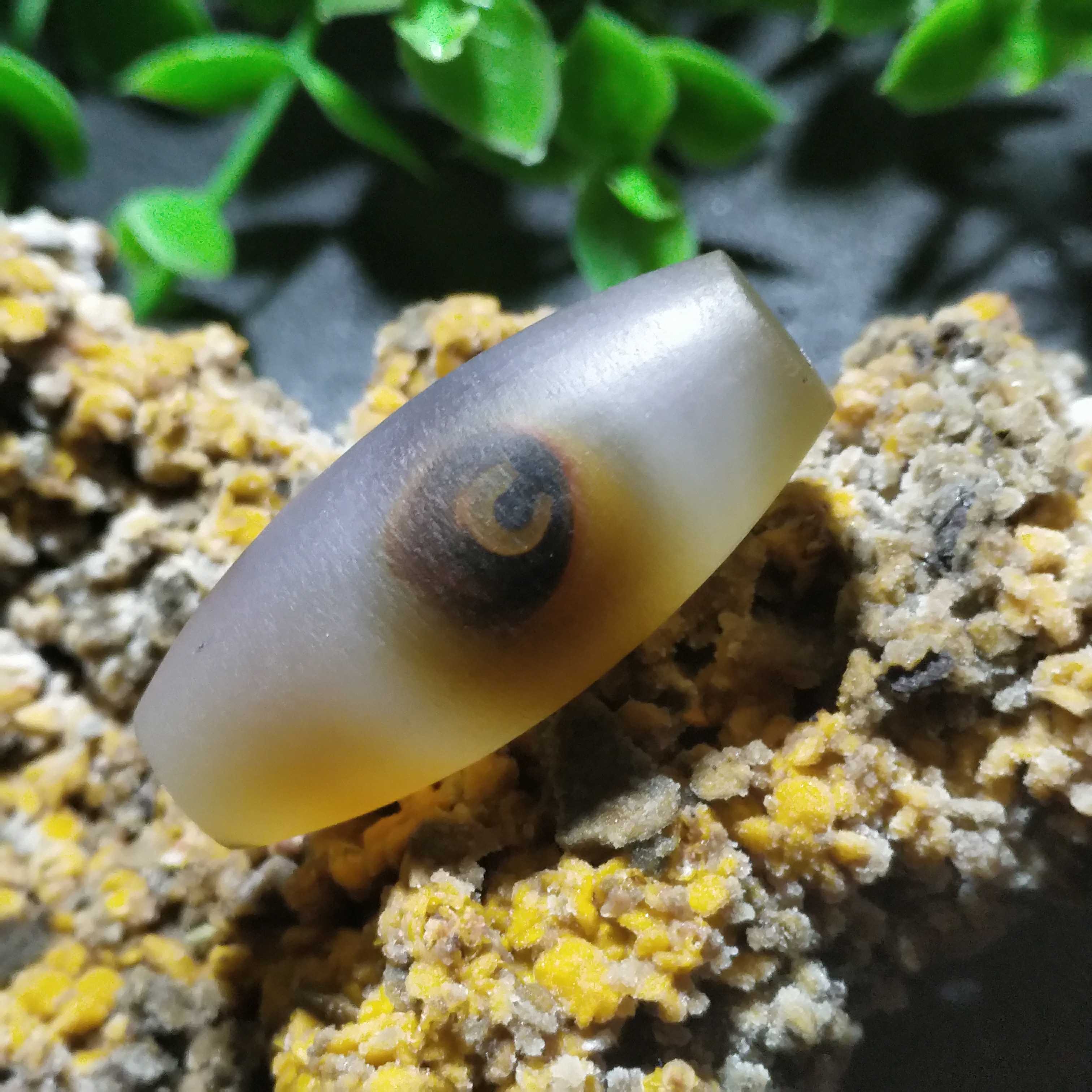 象形玛瑙天眼桶珠