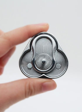 三角旋转转牌推牌侧牌手推响币推币解压手把件ppb