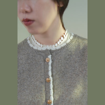 满溢着法式浪漫米色假领