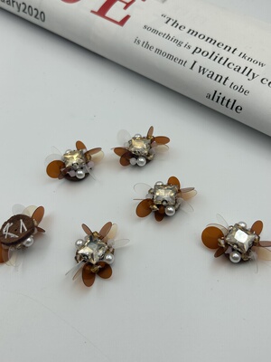 20261MIUMIU重工新款小香风花朵手缝扣