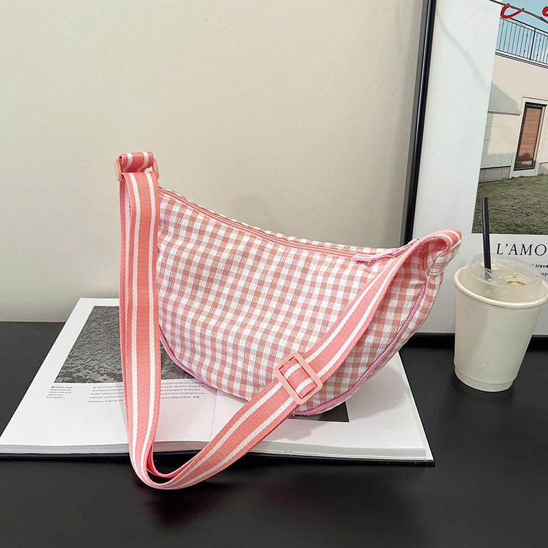 新款男女同款休闲小众设计潮流轻便斜挎单肩包包春夏可调节饺子包