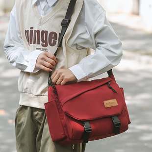 大学生上课斜挎包男女个性设计简约单肩包大容量邮差包通勤托特包