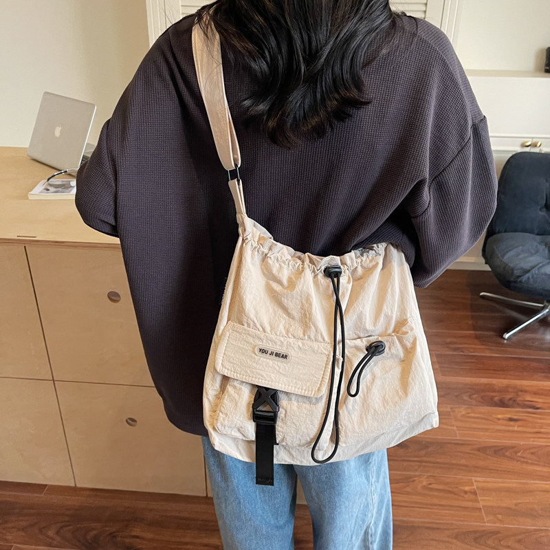 斜挎包包女式新款大容量抽绳单肩包学生上课托特包轻便百搭通勤包