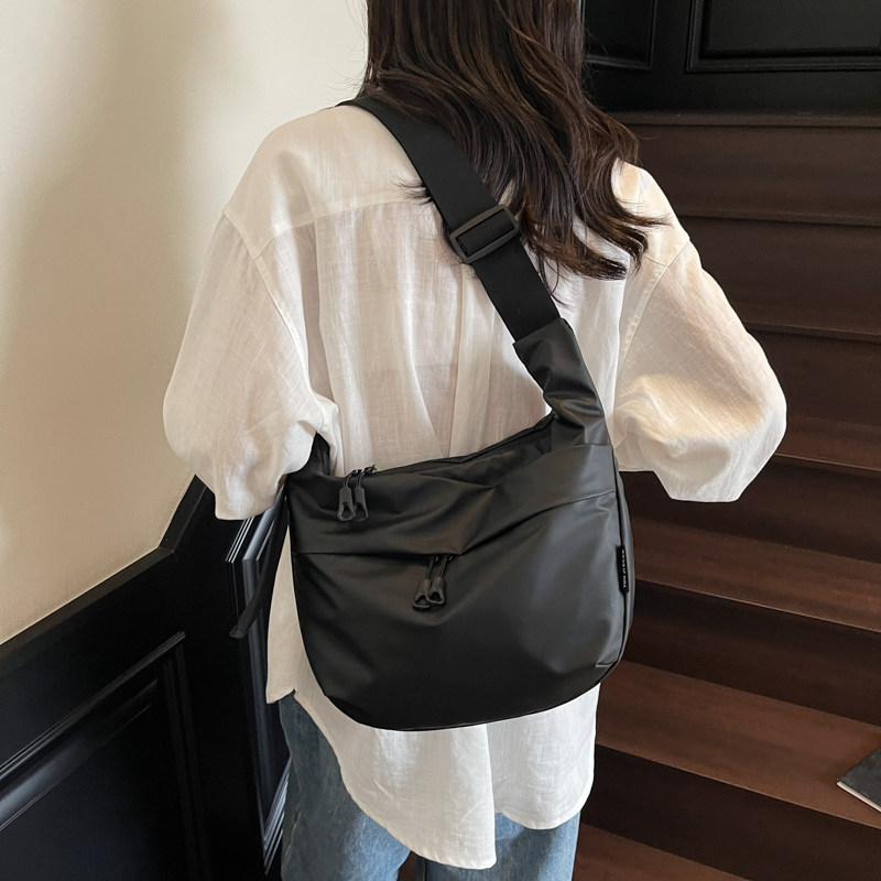新款大容量斜挎饺子包女士时尚简约通勤包黑色高级感休闲单肩包