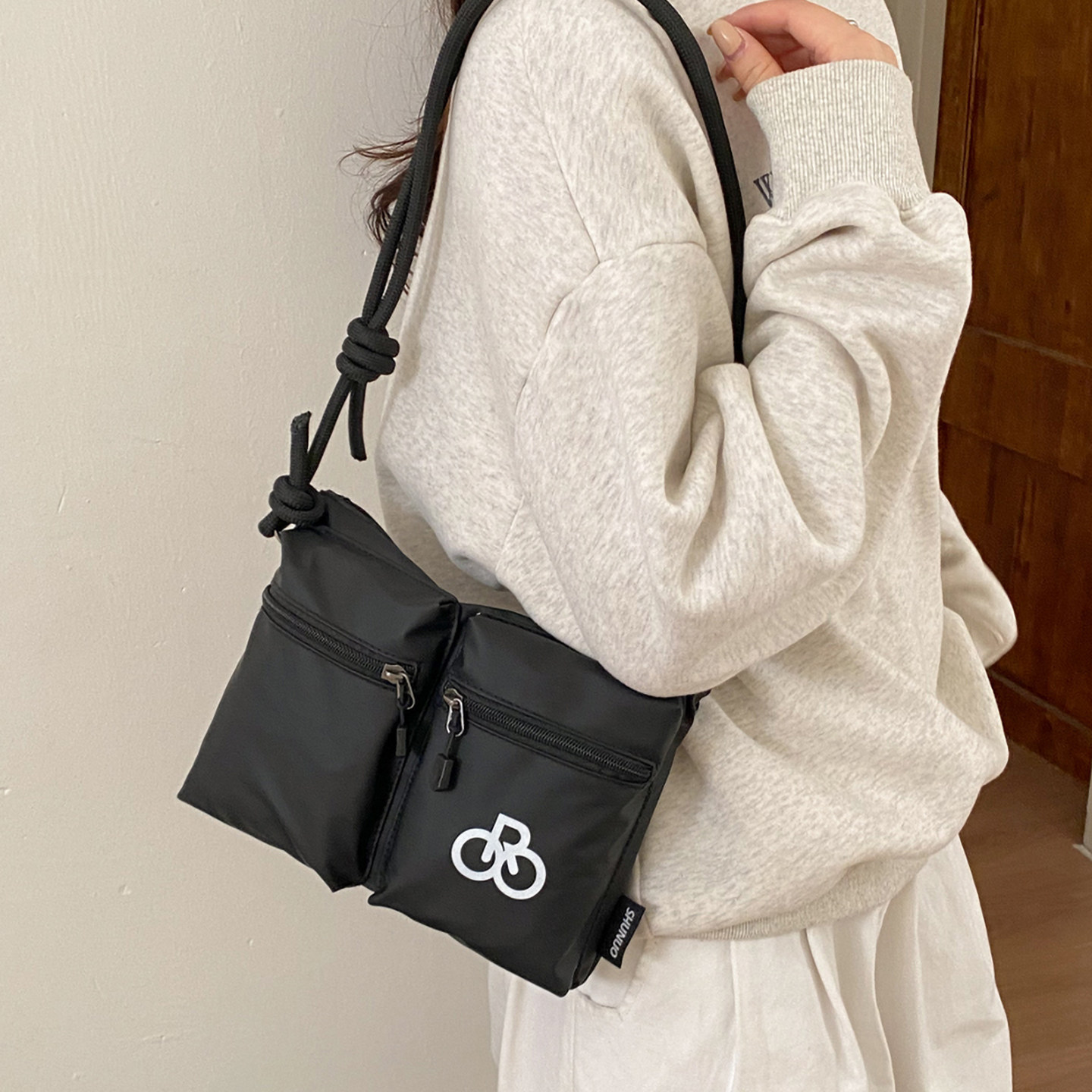 休闲简约风黑色多口袋斜挎包女轻便百搭小挎包尼龙防水单肩小包包